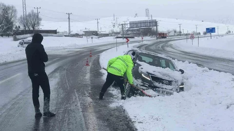 Zorlu Kış Şartlarında Bitlis'te Polis Müdahalesi