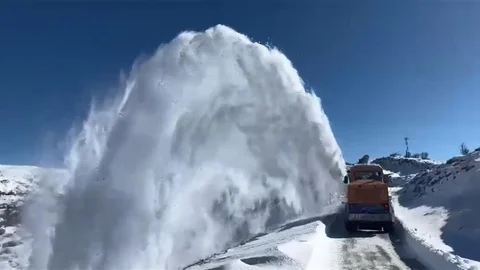 Elazığ'da Köy Yollarında Çalışmalar Devam Ediyor