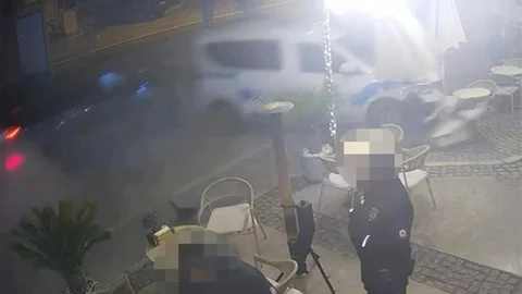 Çeşme'de Trafik Kazası Anı Kameraya Yansıdı