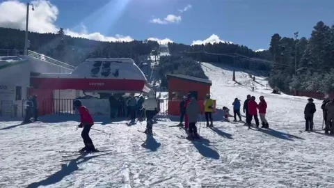 Sarıkamış Kayak Merkezi'nde Hafta Sonu Kalabalığı