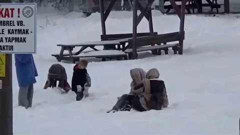 Abant’ta Eğlenceli Şambrel Kayak Keyfi