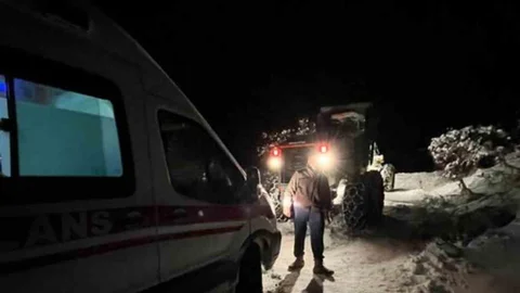 Bingöl'de Karda Mahsur Kalan Ambulans Kurtarıldı