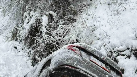 Düzce'de Otomobil Kanala Uçtu