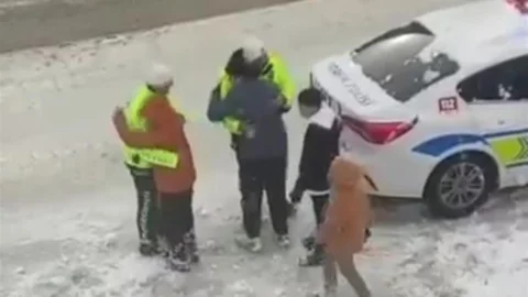 Van'da Trafik Polislerinin Çocuklarla Oynadığı Anlar