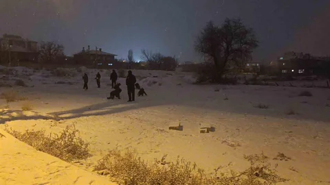 Kırşehir'de Çocuklar Kar Yağışında Eğleniyor