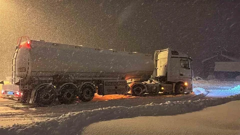 Bolu Dağı'nda Kar Yağışı Nedeniyle Geçişler Kapatıldı