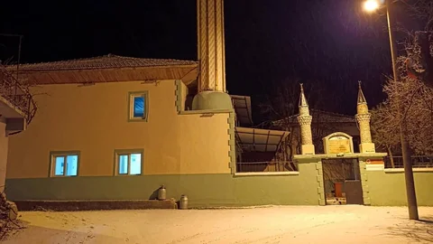 Selendi’ye İlk Kar Yağışı Düştü