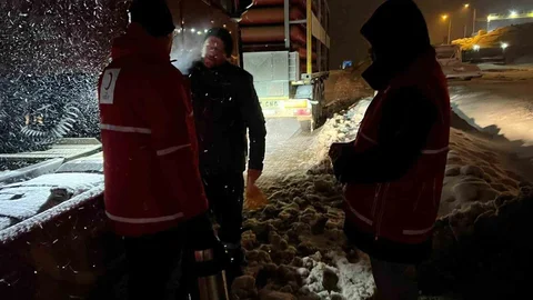 Kastamonu'da Kapanan Yolda Sıcak İkramlar