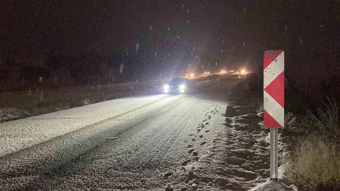 Burdur'da Kar Yağışı Nedeniyle Araçlar Yolda Kaldı