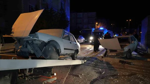 Kırıkkale'de İki Araç Kafa Kafaya Çarpıştı