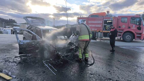 Seyir Halindeyken Otomobil Yangını Hatay'da Meydana Geldi