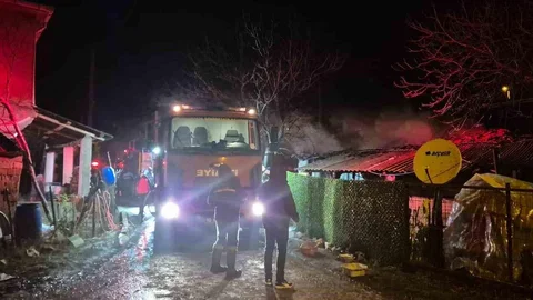 Manyas'ta Tek Katlı Ev Yandı