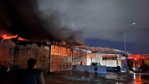Hatay'da Yangın Faciası: 9 Dükkan Küle Döndü