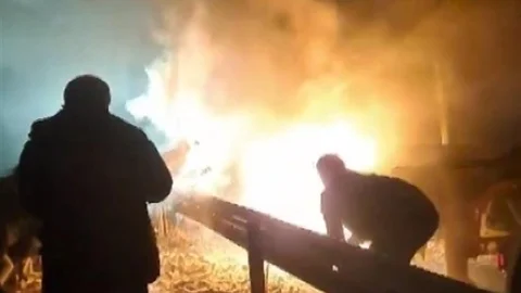 Sivas'ta Tır Yangınına Karla Müdahale