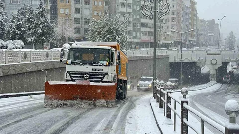 Diyarbakır'da Kar Küreme Çalışmaları Devam Ediyor