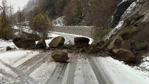 Sinop'ta Heyelan Yol Kapatıldı
