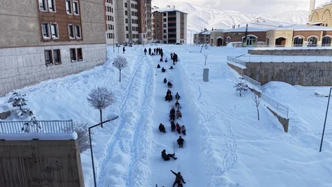 Yüksekova'da Çocukların Kayak Keyfi