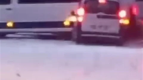 Karlı Yolda Minibüse Çarpan Araçta Maddi Hasar Oluştu