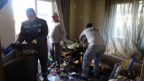 Antalya'da Yaşlı Adamın Evi Çöple Dolu Çıktı