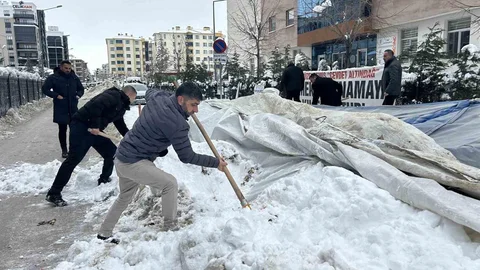 Van’da İşten Çıkarılan İşçilerin Eylem Çadırı Çöktü