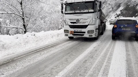 Artvin'de Kar Yağışı Kazalara Neden Oldu