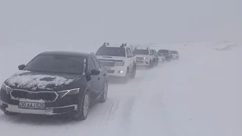 Yüksekova'da Mahsur Kalan Araçlar