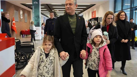 Özgür Özel, İkiz Kızları Okula Götürdü