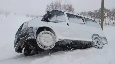 Siirt'te Yolda Kalan Araç Kurtarıldı