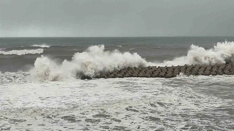 Akçakoca'da Fırtına Etkili Oldu