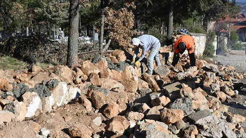 Isparta'da Mezarlık Duvarı Yenilendi