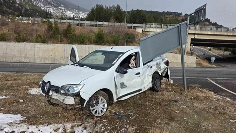 Adana'da Otomobil-Tır Çarpışması