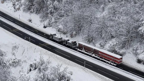 Düzce'de Karda Kalan Tır Kurtarıldı