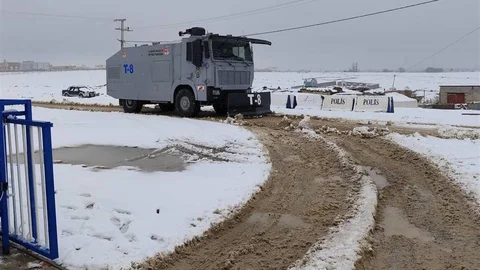 Karla Kapanan Yolu TOMA Açtı