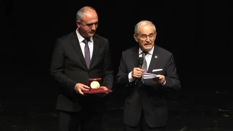 Yılmaz Büyükerşen Siyaseti Bıraktı