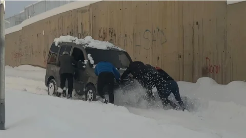 Yüksekova'da Mahsur Kalan Araç Kurtarıldı