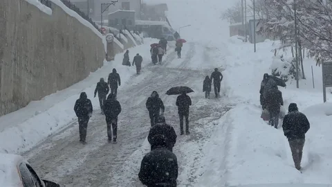 Yüksekova'da Yoğun Kar Yağışı Etkili Oluyor