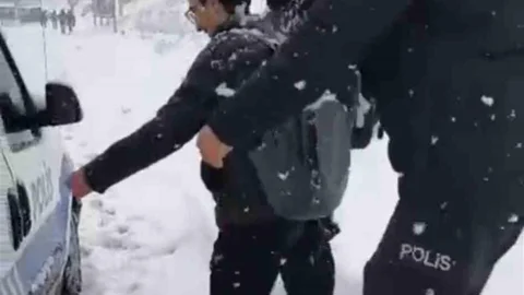Siirt'te Karda Mahsur Kalan Öğrenciler İçin Emniyet Ekipleri Görevde