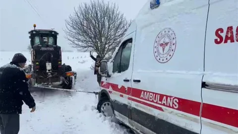 Kastamonu'da Karda Mahsur Kalan Ambulansa Yardım