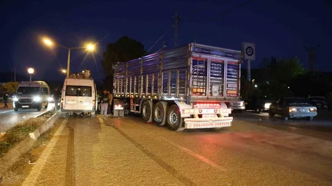 Adana'da Tır ve Minibüs Kazası: 2 Yaralı