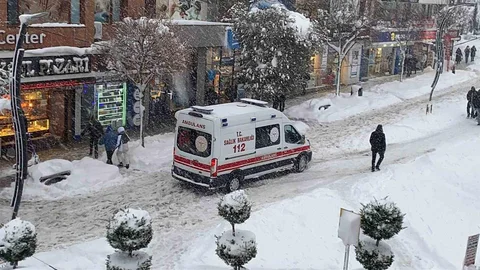 Bolu'da Ambulansın Kar Mücadelesi Görüntülendi