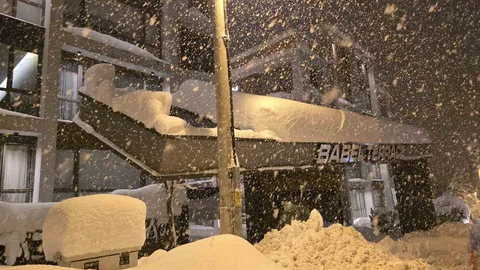 Karabük'te Site Giriş Tacında Yıkılma Tehlikesi