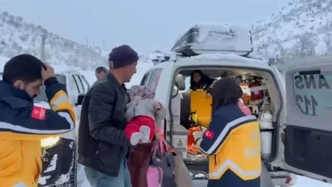 3 Yaşındaki Çocuk Ambulansa Ulaştırıldı