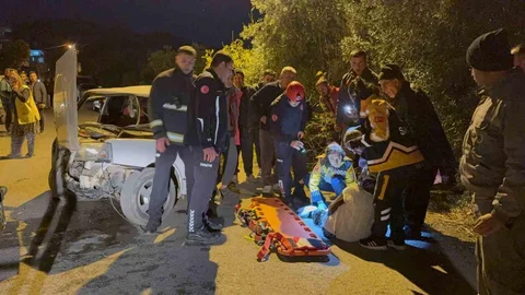 Tofaş Otomobil Beton Bloğa Çarptı