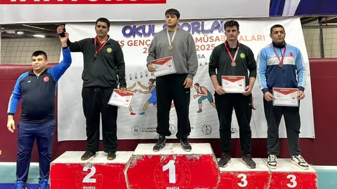 Genç Güreşçiler Manisa'da Yarıştı