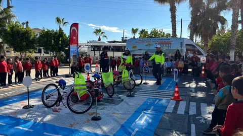 Antalya'da Öğrencilere Trafik Eğitimi Verildi