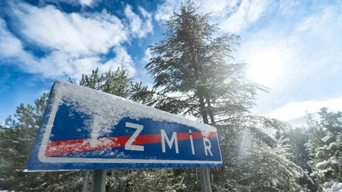 İzmir'de Karla Mücadele Çalışmaları Sürüyor