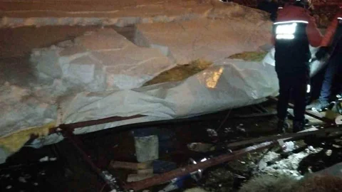 Van'da Ahır Çöktü, Hayvanlar Telef Oldu