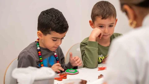 Minik Şeflerin Yılbaşı Kurabiyeleri Hazırlığı