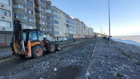 Kastamonu'da Fırtına Dalgaları Sahilleri Vurdu