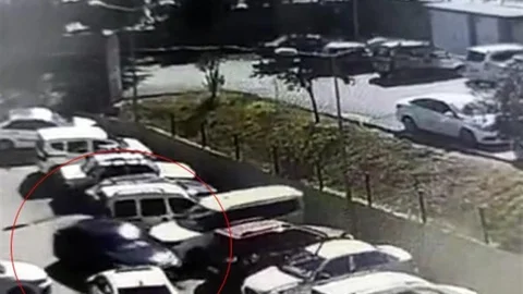 Kalp Krizi Geçiren Sürücü Otoparkta Kazaya Neden Oldu